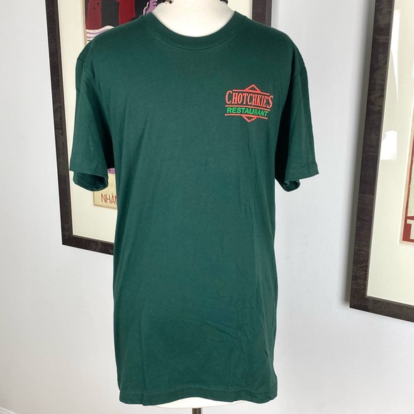 New Office Space Chotchkie’s Restaurant Movie BoxLunch Tee Shirt Flair - Picture 2 of 4